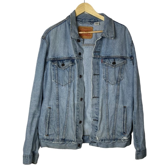 Levi’s Trucker Denim Jacket in Light Stonewash Large - Picture 2 of 10